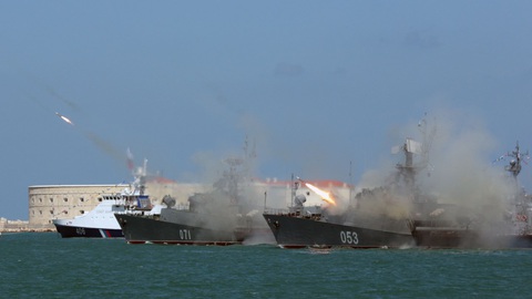 Ukraine: Nga đang rút tàu chiến khỏi căn cứ chính của Hạm đội Biển Đen- Ảnh 1. Máy bay không người lái (drone) của quân đội Ukraine không kích và các tàu của Hạm đội Biển Đen, thuộc Hải quân Nga bắn trả hôm 17-6 - Ảnh: NEWSWEEK