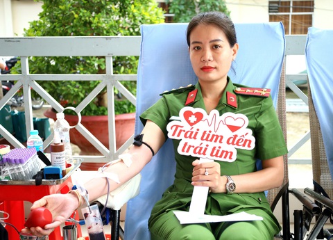 Hàng trăm đoàn viên, thanh niên tham gia sứ mệnh kết nối dòng máu Việt- Ảnh 2. Cán bộ, chiến sĩ Công an Vĩnh Long hiến máu cứu người - Ảnh: CHÍ HẠNH