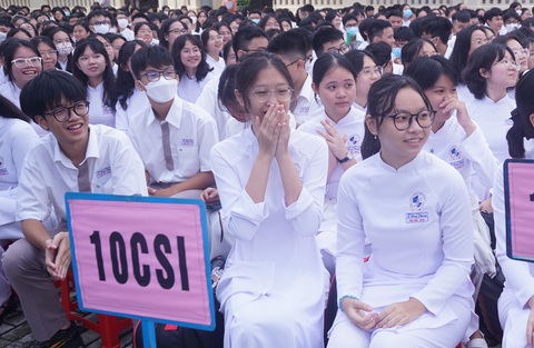 TP.HCM sẽ không hạ điểm chuẩn khi tuyển bổ sung vào lớp 10- Ảnh 1. Học sinh lớp 10 Trường THPT chuyên Lê Hồng Phong năm học 2023-2024. Năm nay việc tuyển bổ sung vào lớp 10 sẽ được thực hiện sau ngày 31-7 - Ảnh: H.HG.