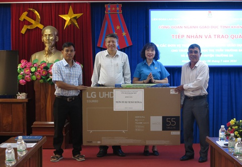 Đại diện Sở Giáo dục và đào tạo Khánh Hòa trao tặng các phần quà cho giáo viên tại huyện đảo Trường Sa - Ảnh: K.D Đại diện Sở Giáo dục và Đào tạo tỉnh Khánh Hòa trao tặng quà của các đơn vị cho đại diện giáo viên các trường tiểu học ở huyện đảo Trường Sa vào ngày 5-7 - Ảnh: K.D