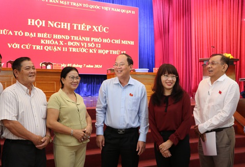 'Phá vụ án ma túy liên quan tiếp viên hàng không, góp phần kéo giảm tệ nạn xã hội khác'- Ảnh 1. Phó bí thư thường trực Thành ủy Nguyễn Hồ Hải (giữa) trò chuyện cùng các đại biểu tham dự hội nghị - Ảnh: CẨM NƯƠNG