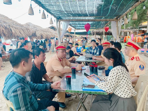 Mô tô nước phát nổ trên biển Cô Tô, tài xế thoát chết- Ảnh 2. Đoàn liên ngành của huyện Cô Tô, tỉnh Quảng Ninh lập biên bản những trường hợp vi phạm - Ảnh: THU BÁU