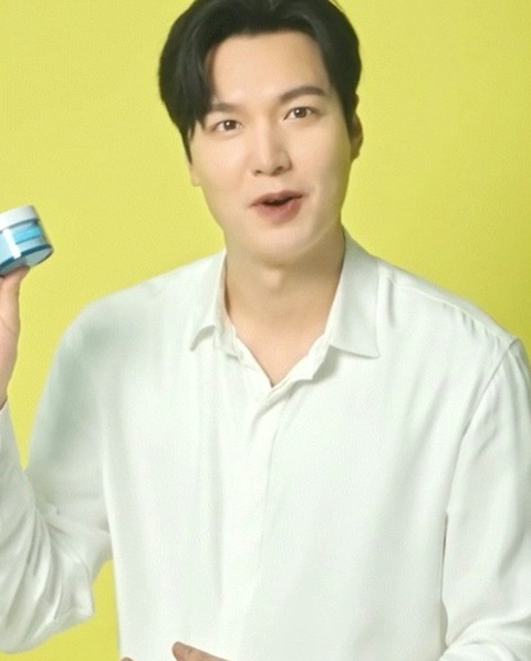 Lee Min Ho gây choáng với với gương mặt sưng vù, béo trông thấy rõ- Ảnh 1. Lee Min Ho gây choáng với với gương mặt sưng vù, béo trông thấy rõ- Ảnh 1.