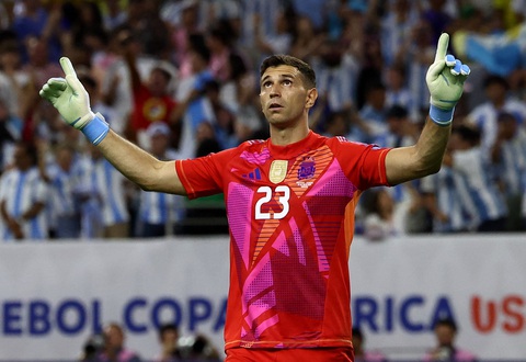 Cản phá penalty cứu Messi, Emiliano Martinez đạt thống kê khủng- Ảnh 1. Thủ môn Emiliano Martinez xuất sắc đưa Argentina vào bán kết Copa America 2024 - Ảnh: REUTERS