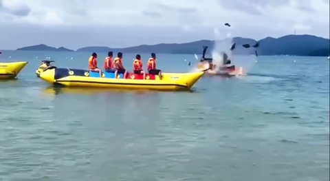Mô tô nước phát nổ trên biển Cô Tô, tài xế thoát chết- Ảnh 1. Khoảnh khắc mô tô nước phát nổ phần đuôi, nam tài xế may mắn chỉ bị thương nhẹ - Ảnh cắt từ video