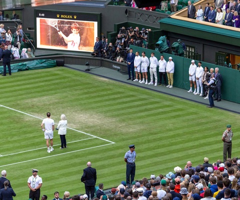 Murray rớt nước mắt, cảm ơn Wimbledon vì lễ chia tay xúc động- Ảnh 3. Người hâm mộ theo dõi lại thước phim về hành trình với quần vợt của cựu tay vợt số 1 thế giới Murray - Ảnh: Wimbledon
