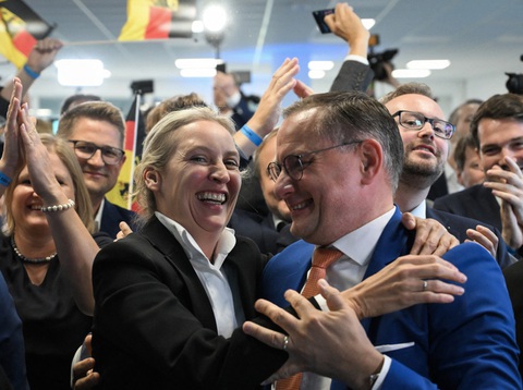 Euro, châu Âu và nỗi lo cực hữu- Ảnh 1. Đồng lãnh đạo Đảng AfD cực hữu ở Đức Tino Chrupalla (phải) và Alice Weidel (trái) ăn mừng chiến thắng khi có kết quả sơ bộ bầu cử Nghị viện châu Âu ngày 9-6 - Ảnh: AFP