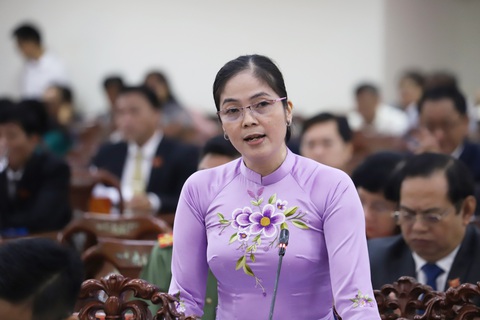 Giám đốc Sở Nội vụ Cần Thơ: Còn tình trạng cán bộ không dám làm, không dám từ chức- Ảnh 1. Đại biểu Nguyễn Thị Hồng Yến chất vấn giám đốc Sở Nội vụ TP Cần Thơ sáng 5-7 - Ảnh: CHÍ QUỐC