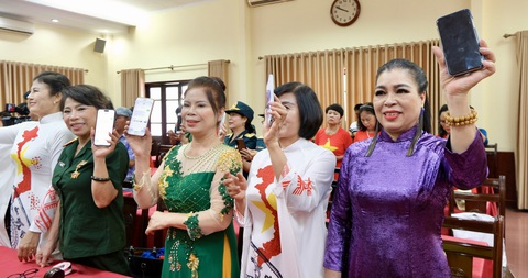 Nhắn tin tri ân, chung tay hỗ trợ xác định danh tính liệt sĩ- Ảnh 2. Những người đầu tiên tham gia nhắn tin tri ân liệt sĩ, chung tay hỗ trợ xác định danh tính liệt sĩ - Ảnh: HÀ THANH