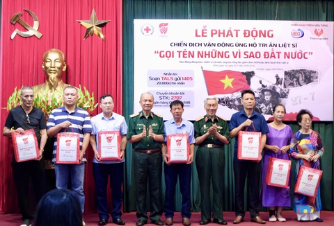 Nhắn tin tri ân, chung tay hỗ trợ xác định danh tính liệt sĩ- Ảnh 1. Tặng quà cho thân nhân các gia đình liệt sĩ - Ảnh: HÀ THANH