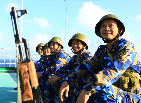 35 năm thành lập nhà giàn DK1: ‘Thành đồng’ bảo vệ chủ quyền biển đảo- Ảnh 4. Trung tá Bùi Xuân Bổng (bìa phải) cùng đồng đội lúc còn công tác ở nhà giàn DK1 - Ảnh tư liệu DK1