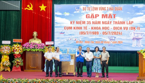 35 năm thành lập nhà giàn DK1: ‘Thành đồng’ bảo vệ chủ quyền biển đảo- Ảnh 6. Ông Nguyễn Phước Lộc (thứ ba từ trái sang) - phó bí thư Thành ủy, chủ tịch Ủy ban Mặt trận Tổ quốc TP.HCM - phát biểu tại lễ kỷ niệm đã ghi nhận sâu sắc những thành tích Tiểu đoàn DK1 đạt được sau 35 thành lập - Ảnh: ĐÔNG HÀ