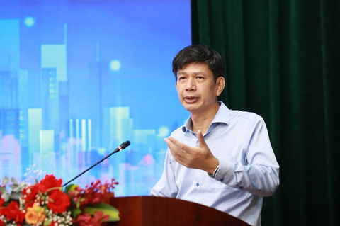 Làm nghề 15 năm vẫn không ngờ giá chung cư ngoại thành lên 60 - 70 triệu đồng/m²- Ảnh 1. Ông Ngyễn Quốc Khánh, phó chủ tịch Hội Môi giới bất động sản Việt Nam, phát biểu tại hội thảo sáng 5-7 - Ảnh: B.NGỌC