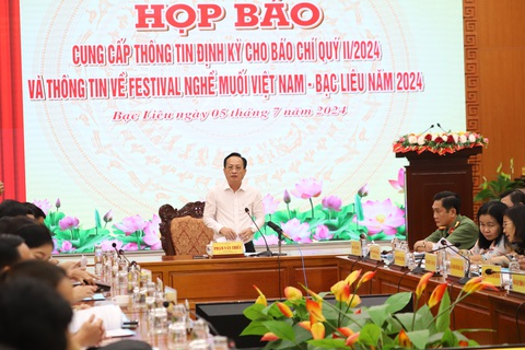 Muối Bạc Liêu bán 900 đồng/kg, Singapore đưa công nghệ vào bán 1,8 triệu đồng/100 gram- Ảnh 1. Chủ tịch UBND tỉnh Bạc Liêu Phạm Văn Thiều phát biểu tại buổi họp báo - Ảnh: CHÍ QUỐC