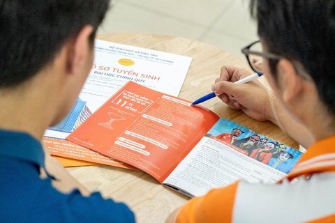 Săn học bổng 50% học phí toàn khóa tại HUFLIT bằng điểm học bạ THPT- Ảnh 1. Săn học bổng 50% học phí toàn khóa tại HUFLIT bằng điểm học bạ THPT- Ảnh 1.
