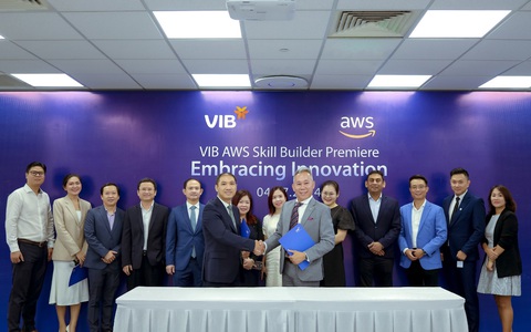 VIB tích hợp AWS Skill Builder vào nền tảng đào tạo- Ảnh 1. Lễ ký kết tích hợp nền tảng AWS Skill Builder vào chương trình đào tạo nhân lực về Cloud của VIB