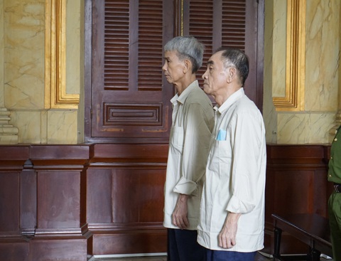 Ông Nguyễn Tín Trung (bên trái) tại tòa - Ảnh: TUYẾT MAI Ông Nguyễn Tín Trung (bên trái) tại tòa - Ảnh: TUYẾT MAI