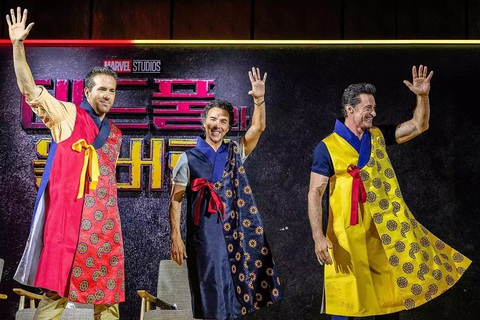 Ryan Reynolds, Shawn Levy và Hugh Jackman mặc trang phục truyền thống của Hàn Quốc - Ảnh: AFP Ryan Reynolds, Shawn Levy và Hugh Jackman mặc trang phục truyền thống của Hàn Quốc - Ảnh: AFP
