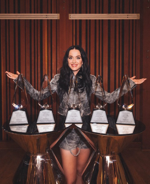 Katy Perry bên cạnh 5 chứng nhận Kim Cương từ RIAA. Katy Perry bên cạnh 5 chứng nhận Kim Cương từ RIAA.