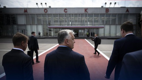 Thủ tướng Hungary Orban chuẩn bị gặp Tổng thống Nga Putin để bàn về chiến sự Ukraine- Ảnh 1. Thủ tướng Hungary Viktor Orban tại sân bay Vnukovo, thủ đô Matxcơva vào chiều ngày 5-7 - Ảnh: RIA NOVOSTI