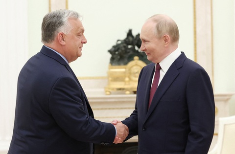 Thủ tướng Hungary Orban và Tổng thống Nga Putin thảo luận gì về Ukraine?- Ảnh 1. Tổng thống Nga Putin (phải) gặp Thủ tướng Hungary Orban tại Điện Kremlin ngày 5-7 - Ảnh: REUTERS