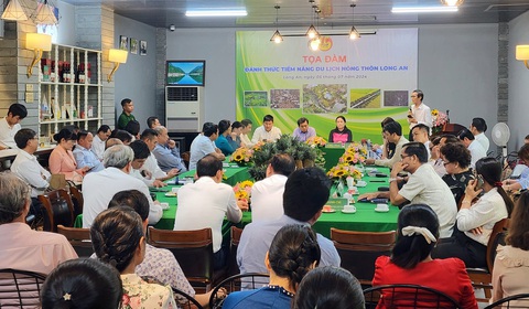 Làm sao để du lịch Long An không bị lãng quên dù nằm kề TP.HCM?- Ảnh 2. Tọa đàm Đánh thức tiềm năng du lịch nông thôn Long An được nhiều chuyên gia, doanh nghiệp, nông dân tham dự góp ý - Ảnh: SƠN LÂM