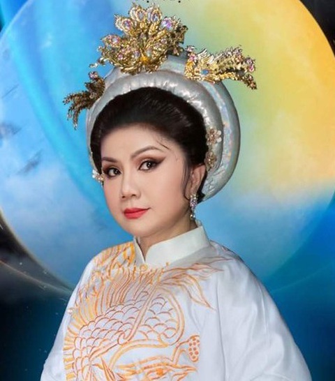 Nghệ sĩ Tú Sương với nhân vật Thần phi Nguyễn Thị Anh - Ảnh: Sân khấu cải lương mới Đại Việt Nghệ sĩ Tú Sương với nhân vật Thần phi Nguyễn Thị Anh - Ảnh: Sân khấu cải lương mới Đại Việt