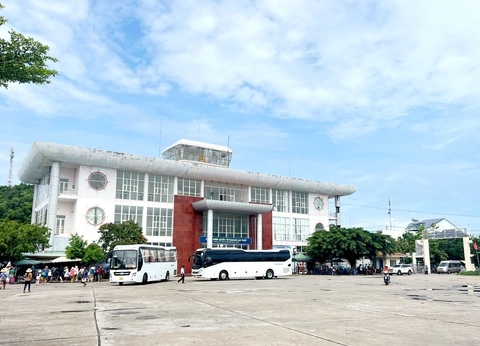 Cảng An Thới ở Phú Quốc mở cửa lại cho tàu neo đậu tránh sóng, đón khách du lịch- Ảnh 2. Cảng An Thới (phường An Thới, TP Phú Quốc) đã mở cửa lại nên xe đưa rước khách du lịch xuống ca nô đi tham quan các đảo - Ảnh: TIẾN MINH
