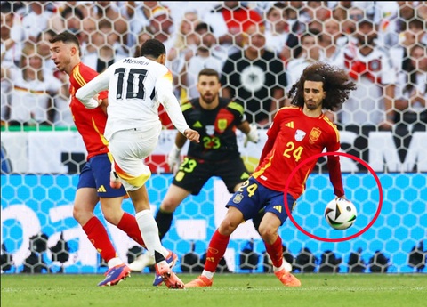 Trọng tài trận Đức gặp Tây Ban Nha ở Euro 2024 gây tranh cãi- Ảnh 1. Tình huống Marc Cucurella để bóng chạm tay gây tranh cãi trận tuyển Đức gặp Tây Ban Nha ở Euro 2024 - Ảnh: REUTERS
