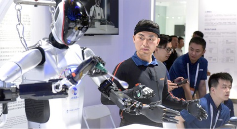 Một nhân viên trình diễn robot (điều khiển bằng cử chỉ) tại WAIC 2024 ở TP Thượng Hải (Trung Quốc) vào hôm 4-7 - Ảnh: Tân hoa xã Một nhân viên trình diễn robot (điều khiển bằng cử chỉ) tại WAIC 2024 ở TP Thượng Hải (Trung Quốc) vào hôm 4-7 - Ảnh: Tân hoa xã