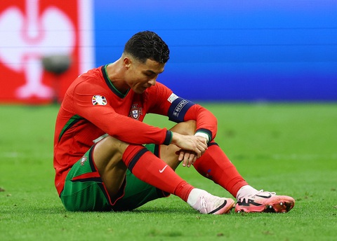 Thất bại ở Euro 2024, Ronaldo lần đầu tiên không ghi bàn ở giải đấu lớn- Ảnh 1. Ronaldo tỏ ra bất lực với bản thân ở Euro 2024 - Ảnh: REUTERS