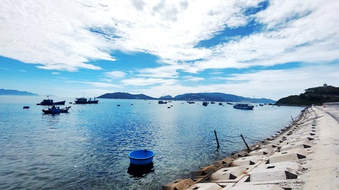 Muốn tái thu phí tham quan vịnh Nha Trang phải bổ sung đầy đủ pháp lý- Ảnh 1. Biển, đảo nằm trong di tích quốc gia danh lam thắng cảnh vịnh Nha Trang (Khánh Hòa) - Ảnh: PHAN SÔNG NGÂN