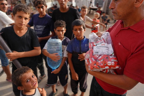 Trẻ em Palestine ở Dải Gaza tụ tập để nhận bánh kẹo viện trợ bằng hình thức thả dù. Việc cho phép các lô hàng viện trợ tiếp tục đến tay người dân Gaza là một trong những trọng tâm đàm phán - Ảnh: AFP Trẻ em Palestine ở Dải Gaza tụ tập để nhận bánh kẹo viện trợ bằng hình thức thả dù. Việc cho phép các lô hàng viện trợ tiếp tục đến tay người dân Gaza là một trong những trọng tâm đàm phán - Ảnh: AFP
