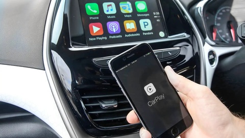 Từ CD đến CarPlay: Nhìn lại cuộc cách mạng thay đổi hệ thống giải trí ô tô- Ảnh 1. Apple CarPlay giờ là công cụ không thể thiếu trên ô tô khi cho phép người dùng sử dụng giao diện và những ứng dụng quen thuộc trên điện thoại của chính mình - Ảnh: Drive