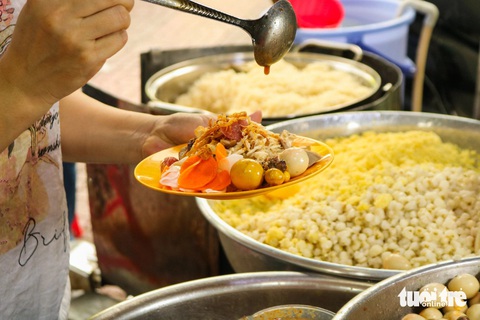 Xôi gà Number One được Michelin chọn: Mẹ là số một trong lòng tụi con- Ảnh 1. Xôi lòng gà xé trứng non ở quán xôi gà Number One - Ảnh: ĐĂNG KHƯƠNG