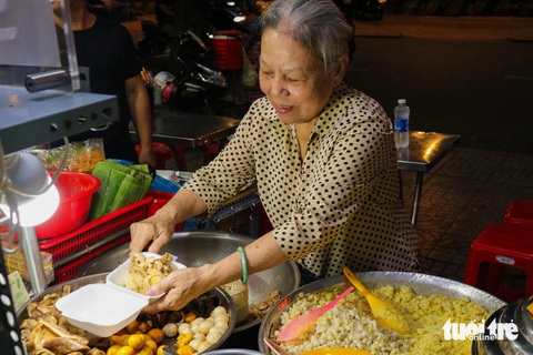 Xôi gà Number One được Michelin chọn: Mẹ là số một trong lòng tụi con- Ảnh 8. Chủ quán xôi Number One xới xôi cho khách - Ảnh: ĐĂNG KHƯƠNG