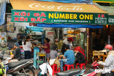 Xôi gà Number One được Michelin chọn: Mẹ là số một trong lòng tụi con- Ảnh 9. Quán xôi gà Number One vừa lọt danh sách Michelin Selected năm nay - Ảnh: ĐĂNG KHƯƠNG