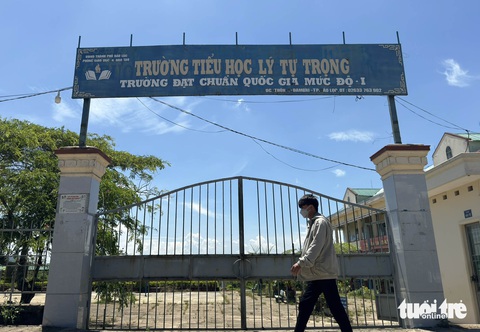 Làm nhà vệ sinh trường học cũng chờ ý kiến Bộ Tài nguyên và Môi trường- Ảnh 1. Công trình nhà vệ sinh của Trường tiểu học Lý Tự Trọng phải dừng chờ ý kiến của Bộ Tài nguyên và Môi trường - Ảnh: M.V.