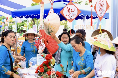 Phú Nhuận: Trao tặng hơn 500 triệu đồng cho các hộ dân có hoàn cảnh khó khăn- Ảnh 3. Các gian hàng thu hút đông đảo người dân, học sinh trên địa bàn tham gia - Ảnh: NGỌC QUÝ