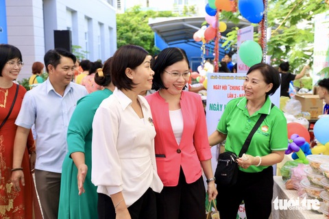 Phú Nhuận: Trao tặng hơn 500 triệu đồng cho các hộ dân có hoàn cảnh khó khăn- Ảnh 4. Lãnh đạo quận Phú Nhuận ghé thăm các gian hàng bán đồ chay - Ảnh: NGỌC QUÝ