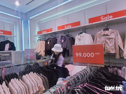 Thời trang giảm giá 'sập sàn', 100.000 đồng đã mua được áo hiệu- Ảnh 2. Thương hiệu H&M giảm giá nhiều sản phẩm chỉ từ 99.000 đồng - Ảnh: NHẬT XUÂN
