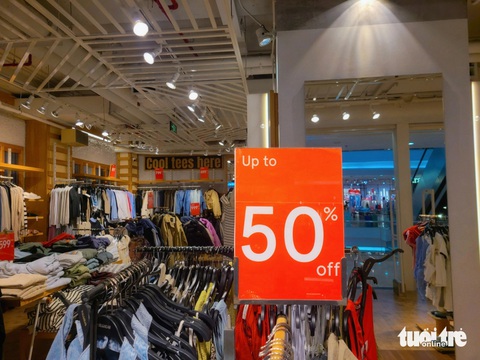 Thời trang giảm giá 'sập sàn', 100.000 đồng đã mua được áo hiệu- Ảnh 3. Nhiều thương hiệu khác tại trung tâm thương mại giảm sâu tới 50% - Ảnh: NHẬT XUÂN