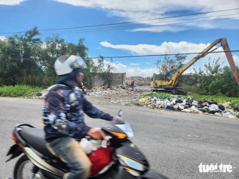 Nhà máy xử lý rác nằm ì, bãi rác dồn ứ bên quốc lộ cao như núi- Ảnh 1. Bãi rác huyện Gò Quao tràn ra cặp quốc lộ 61, đoạn qua xã Vĩnh Hòa Hưng Nam bốc mùi - Ảnh: BỬU ĐẤU