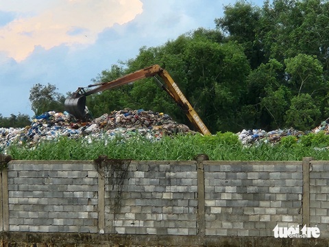 Nhà máy xử lý rác nằm ì, bãi rác dồn ứ bên quốc lộ cao như núi- Ảnh 3. Huyện Gò Quao thừa nhận bãi rác đã quá tải nhưng không có cách nào khác - Ảnh: BỬU ĐẤU