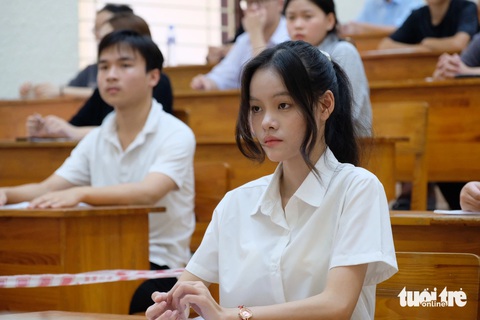 Gần 18.000 thí sinh đua tài cho hơn 2.100 suất vào các trường công an- Ảnh 2. Thí sinh vào phòng làm thủ tục dự thi, nghe phổ biến quy chế thi tại điểm thi Học viện An ninh nhân dân - Ảnh: NGUYÊN BẢO