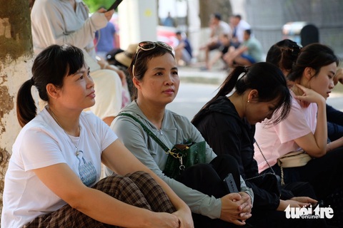 Gần 18.000 thí sinh đua tài cho hơn 2.100 suất vào các trường công an- Ảnh 6. Chị Phương, quê Lạng Sơn và chị Loan, huyện Chương Mỹ, Hà Nội (từ trái qua phải) không giấu nổi sự hồi hộp, lo lắng. Chị Loan cho biết con gái sẽ dự thi ngành nghiệp vụ an ninh của Học viện An ninh nhân dân.