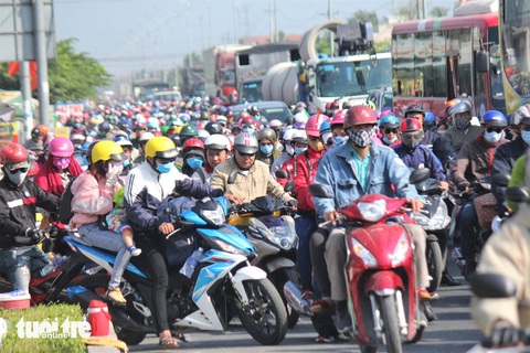 Người Việt chuộng xe máy: Không chỉ vì tiện lợi mà còn là tình yêu- Ảnh 1. Xe máy tiện lợi, nên 96% người Việt lựa chọn phương tiện này. Trong ảnh: Các tuyến quốc lộ nối TP.HCM với các tỉnh miền Tây luôn bị ùn vào dịp lễ, Tết bởi phần lớn đều đi xe máy về quê - Ảnh: MẬU TRƯỜNG