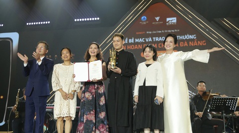 Cu li không bao giờ khóc là phim châu Á hay nhất, Mai của Trấn Thành là phim Việt Nam hay nhất ở DANAFF- Ảnh 3. Đoàn phim Cu li không bao giờ khóc lên nhận giải Phim châu Á hay nhất - Ảnh: BTC