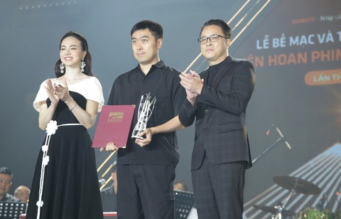 Victor Vũ và Đinh Ngọc Diệp trao giải Biên kịch xuất sắc của hạng mục Phim châu Á dự thi cho Những mảnh đời đáng giá của Liu Jiayin (Trung Quốc). Victor Vũ và Đinh Ngọc Diệp trao giải Biên kịch xuất sắc của hạng mục Phim châu Á dự thi cho Những mảnh đời đáng giá - Ảnh: BTC