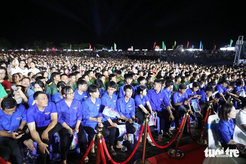 Mãn nhãn đêm khai hội vì hòa bình ở nơi từng chia cắt hai miền đất nước- Ảnh 4. Hàng nghìn người dân Quảng Trị dự khai mạc Lễ hội Vì hòa bình - Ảnh: HOÀNG TÁO